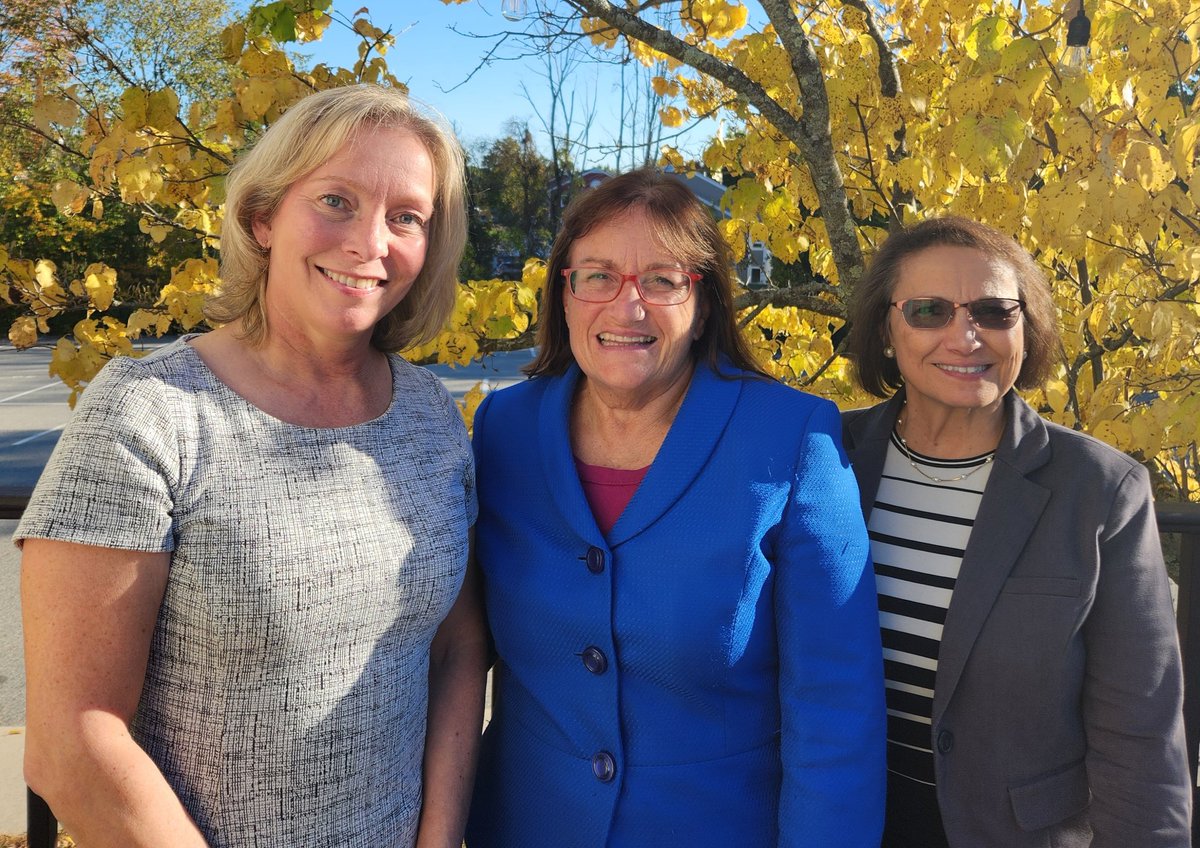 KristiStL's tweet photo. Great to grab a bite to eat and chat with @AnnMcLaneKuster. As advocate for older adults w/NH Commission on Aging, I appreciate her bipartisan work to bring medication prices down. With fellow Windham State Rep candidate Val Roman. #nhpolitics #Election2022 https://t.co/d4EI4t5laB