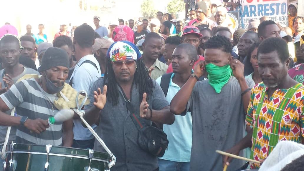 radio_reference's tweet photo. #Gonaives/#Manif..Wilfort Ferdinand dit #Tiwil annonce une trêve pr ce week-end. La mobilisation ctre Ariel qui était pacifique ces derniers jrs prendra une autre tournure à partir de lundi,a annoncé #Tiwil demandant au Maire Diogène,au délégué dptmental Tchawel C de démissionner https://t.co/cNndrG2C3M