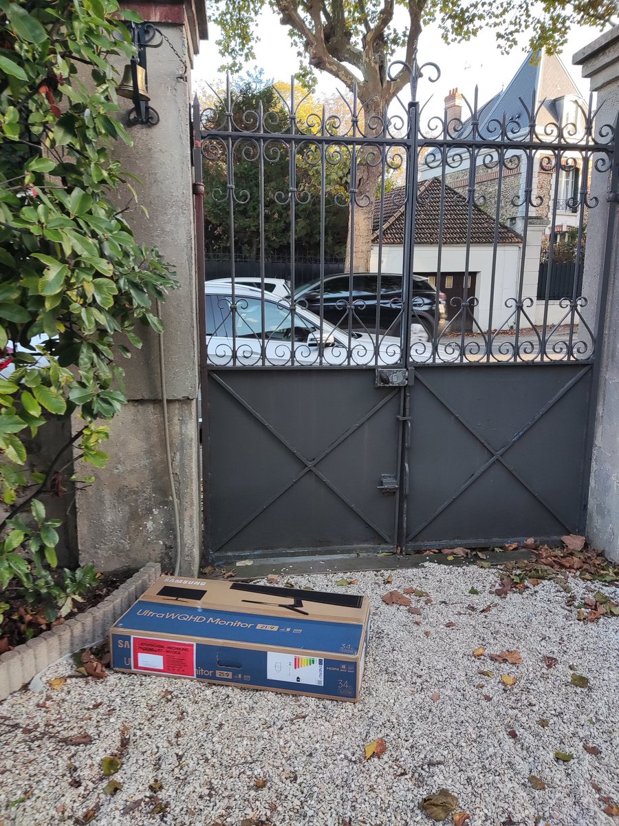 CalouxOnTheWeb's tweet photo. Merci @DPD_Fr de livrer mon nouveau moniteur informatique en le balançant par dessus ma grille !
Évidemment l'écran à un coup !
Bravo pour ce travail, super service ! https://t.co/tqvRK1SfR0