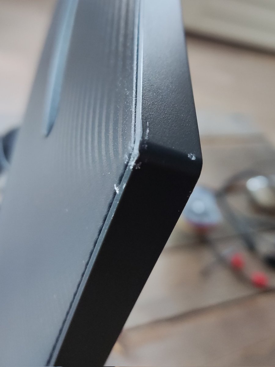 CalouxOnTheWeb's tweet photo. Merci @DPD_Fr de livrer mon nouveau moniteur informatique en le balançant par dessus ma grille !
Évidemment l'écran à un coup !
Bravo pour ce travail, super service ! https://t.co/tqvRK1SfR0