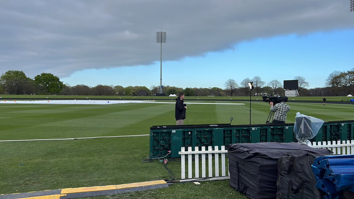 Great to have the @AMShowNZ’s <a href="/RedmanMitch/">Mitch Redman</a> at Hagley Oval this morning for a korero with head groundsman Ash Head on another chilly morning ahead of the T20 Tri-Series. #NZTriSeries