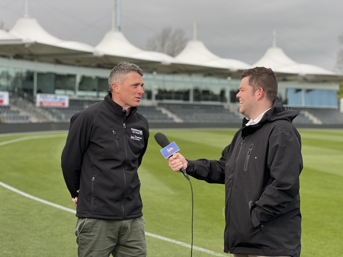 BLACKCAPS's tweet photo. Great to have the @AMShowNZ’s @RedmanMitch at Hagley Oval this morning for a korero with head groundsman Ash Head on another chilly morning ahead of the T20 Tri-Series. #NZTriSeries https://t.co/1P2QkUzLcF