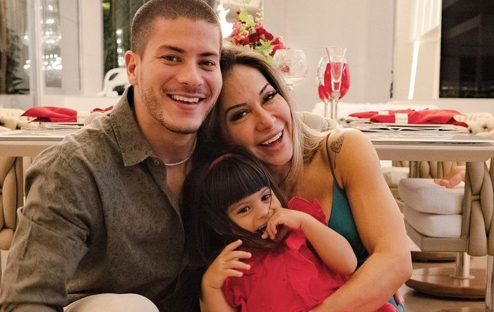 poptime's tweet photo. Traída mais de 16 vezes, Maíra Cardi anuncia fim de seu relacionamento com o ex-BBB, Arthur Aguiar. https://t.co/pChda9BnaF