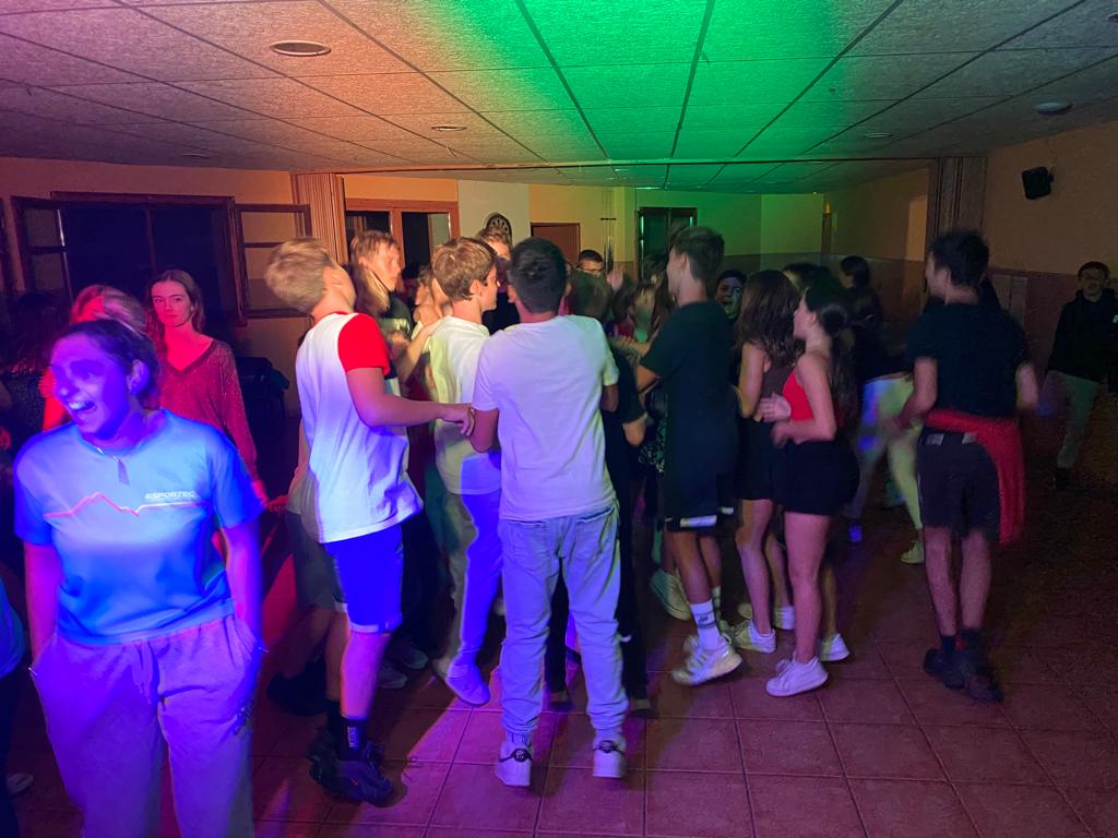 ESO1Virolai's tweet photo. Estem de discoteca! Última nit de convis... I a petar-ho tot! Avui amb el nostre DJ preferit!! @YeraySIborra pon otra! @EscolaVirolai #convis #2ndeso https://t.co/26OILAOhjr