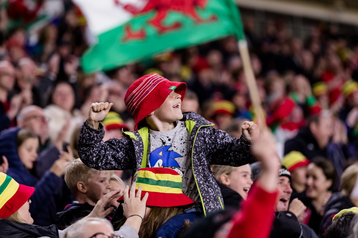 Cymru's tweet photo. YSBRYDOLEDIG!

🏴󠁧󠁢󠁷󠁬󠁳󠁿 Inspiring the next generation. 

#BeFootball | #TogetherStronger https://t.co/rVDm17B2zD