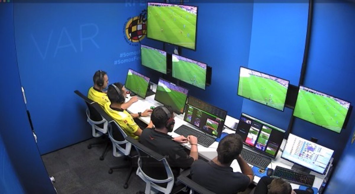Los chicos analizando las imágenes de la hoguera
#LaIslaDeLasTentaciones