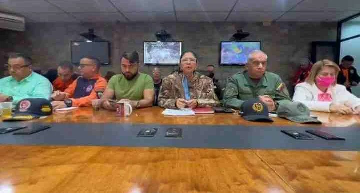 #EnFotos | Organismos de Seguridad se encuentran desplegados en Aragua ante paso de onda tropical.

(+Detalles aquí)👇
bit.ly/3SLeTFu

<a href="/NicolasMaduro/">Nicolás Maduro</a> 
<a href="/Soykarinacarpio/">Karina Carpio</a>