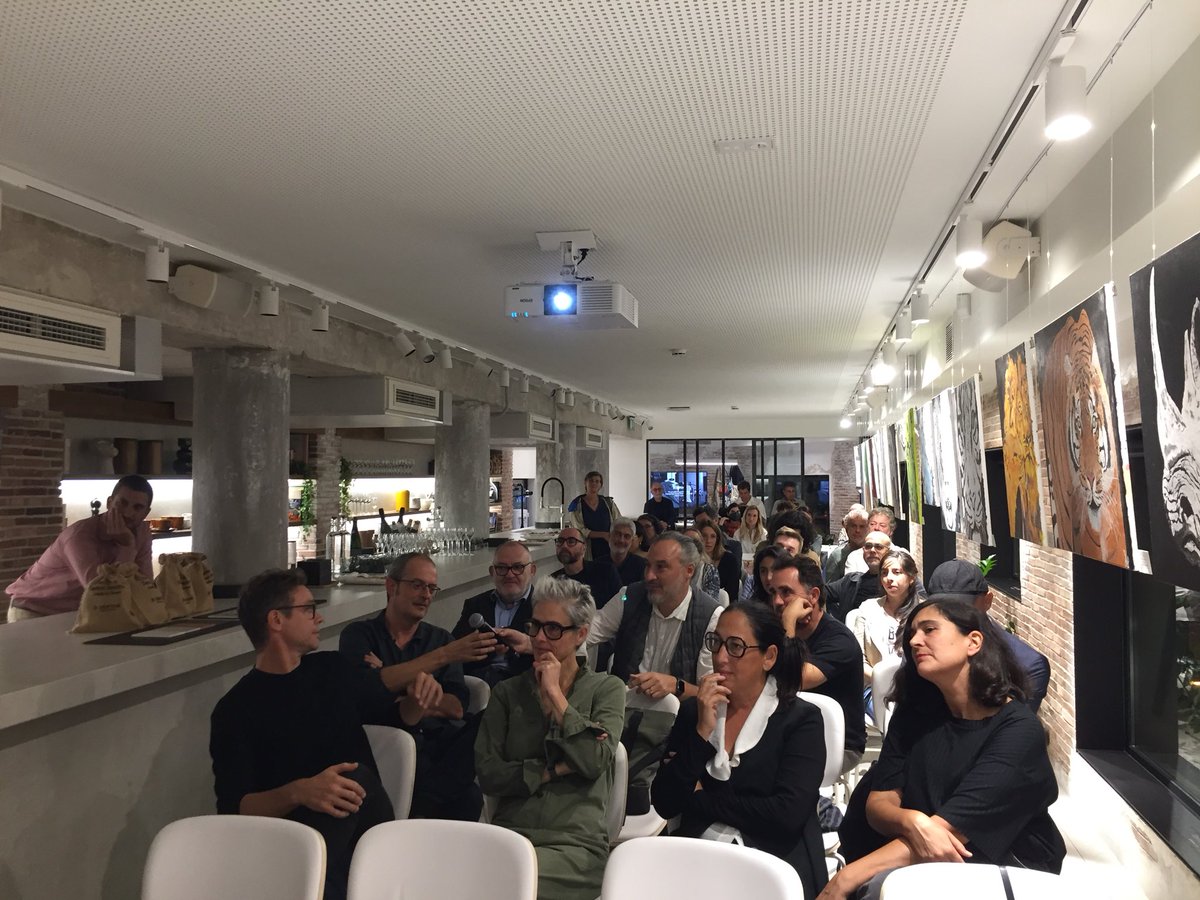 citiesconnect's tweet photo. Magnífica charla de @SUMOArquitectes EN @CosentinoBCN con @xdexnf y Nicola Regusci #sharedlivingspaces full house!!! https://t.co/RqjwLPDnyc