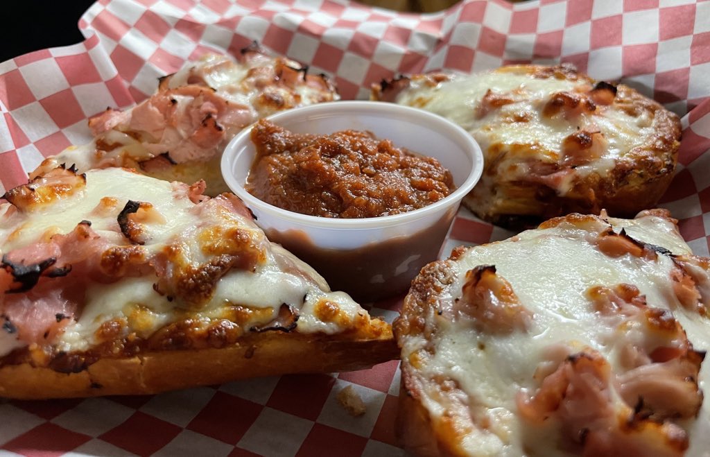 Duffers_Tavern's tweet photo. Q: Whoโs Hungry?
A: Everyone! ๐๐๐ #ComfortFood #WhenHungerStrikes https://t.co/VBVWtC5wON
