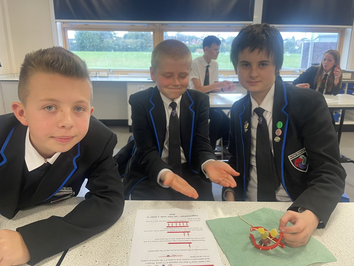 BBSScience1's tweet photo. Young medics learning all about the structure of DNA and associated genetic disorders #enrichment #inspiringmedicsofthefuture #wearebbs https://t.co/hifUn53m9o