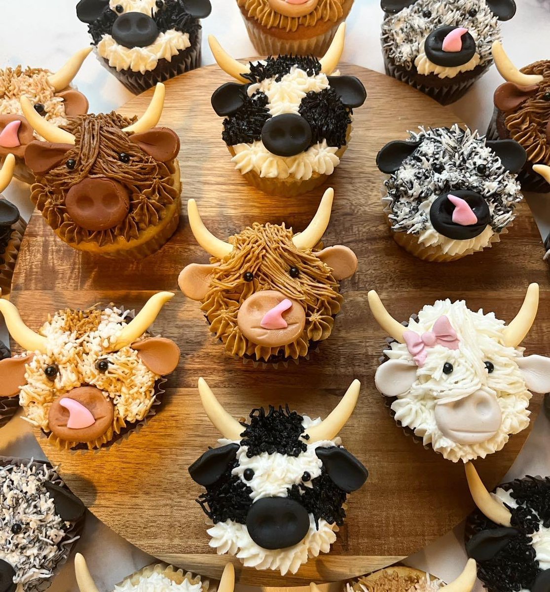 I NEED these cupcakes!!!!  Not to eat, but to enjoy and look at.  Cows rule!! 🐮❤️🐮❤️🐮❤️