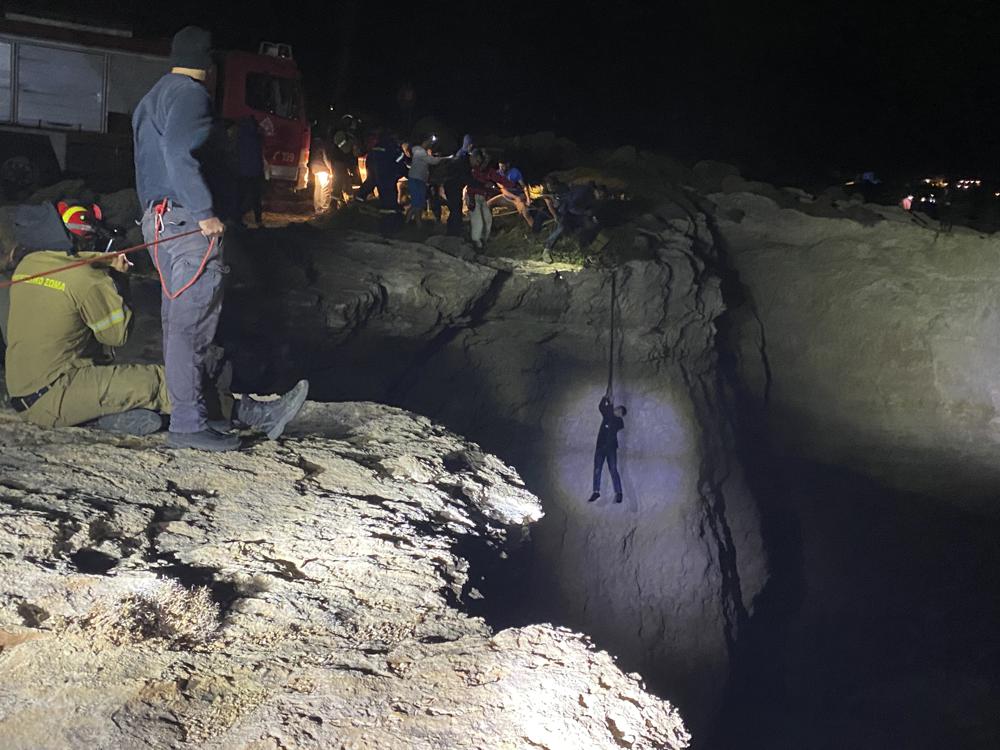 MSF_brasil's tweet photo. Dois naufrágios ocorreram no Mar Egeu, #Grécia. Um levou a 17 óbitos e 13 desaparecidos na ilha de #Lesbos. Em #Citera, 80 pessoas foram resgatadas e 11 estão desaparecidas. Nossos pensamentos estão com as famílias das pessoas que perderam suas vidas nesses incidentes dramáticos. https://t.co/whO7S2X8Nr
