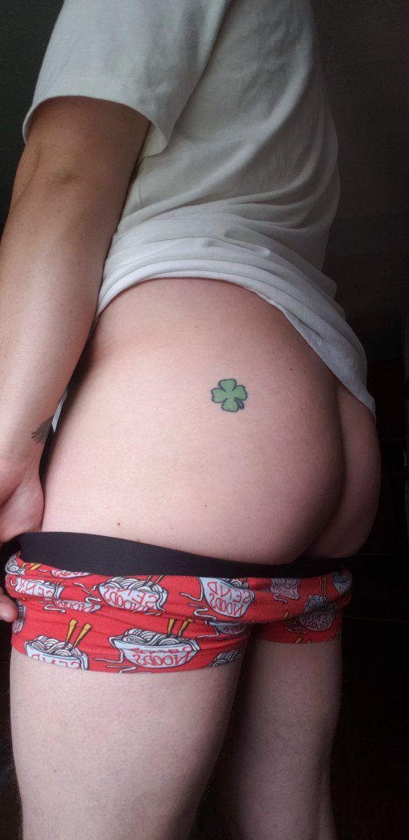 bendinggender_'s tweet photo. Oldie but a goodie 🍀 #luckyass https://t.co/9cBg2FlEEp