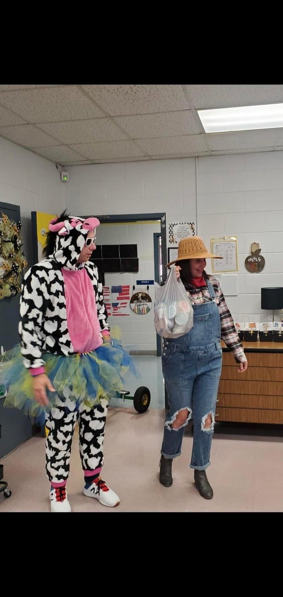 HartwoodES's tweet photo. Farmer Fraser and her prize cow Rowdy Raska delivered Flavor’s Wadder ice to our students for exceeding our fundraising goal during our Fun Run. #teamhartwood #elevatestafford @SCPSchools https://t.co/nExG41JP9E