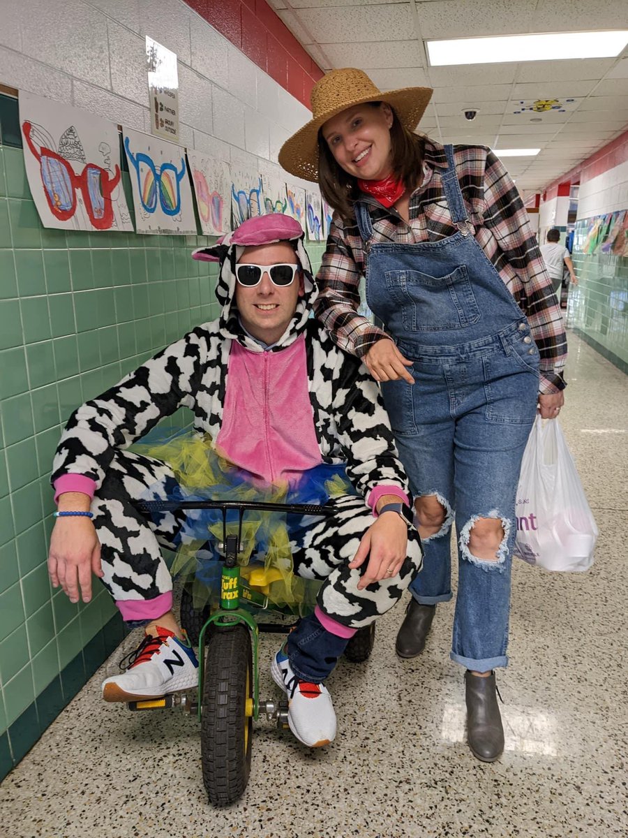 HartwoodES's tweet photo. Farmer Fraser and her prize cow Rowdy Raska delivered Flavor’s Wadder ice to our students for exceeding our fundraising goal during our Fun Run. #teamhartwood #elevatestafford @SCPSchools https://t.co/nExG41JP9E