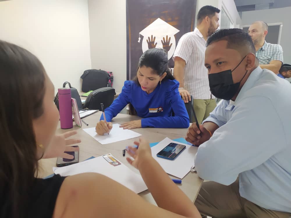 AulaAbiertaLA's tweet photo. Este #6Oct, estudiantes universitarios se reunieron en Maracaibo para discutir el tema del derecho a la educación con enfoque en la deserción estudiantil y cómo los servicios públicos perjudican la educación de calidad, específicamente en la frontera zuliana. #JuventudyDerechos https://t.co/Kju7eOdThU