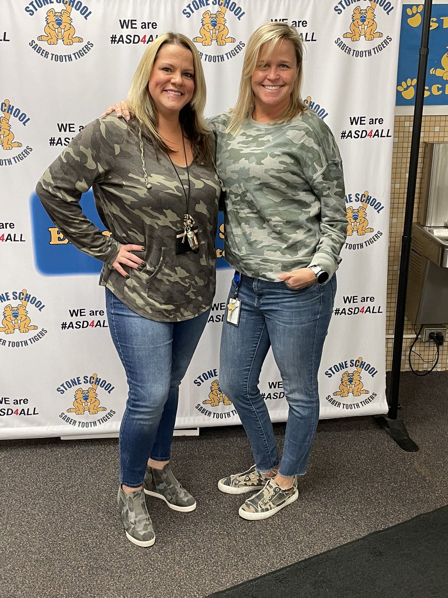 britt_lanzo's tweet photo. October theme days are so much fun! Twinning with my favorite tech queen @HradLrc @StoneSchool4 #twinning #ASD4ALL #asd4 https://t.co/x9sxfMSkaL