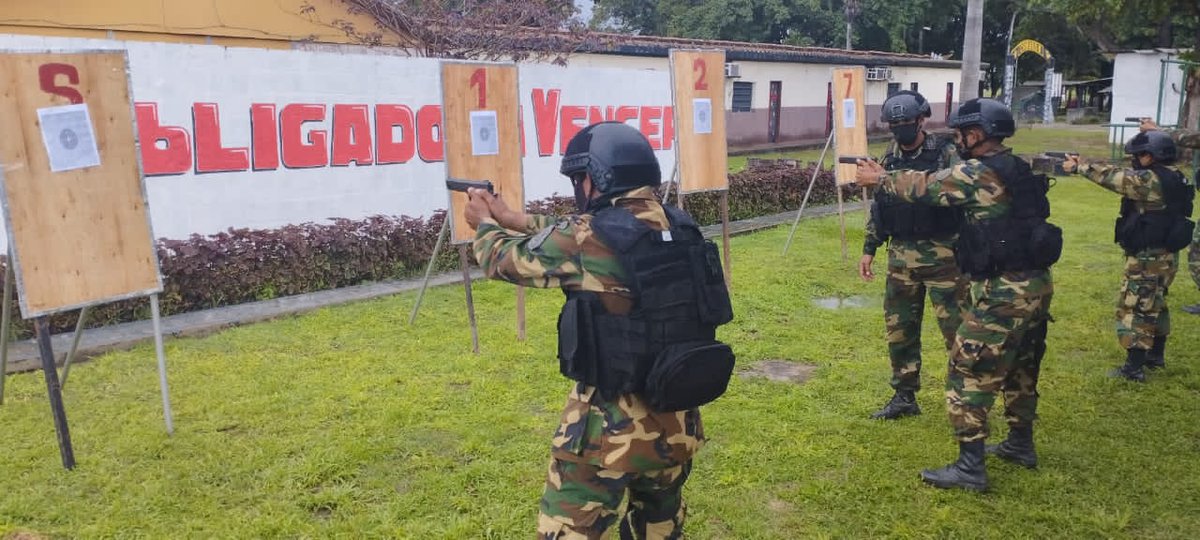 EJB_DRMediosTC's tweet photo. 🚨 #Enterate || Desde las instalaciones de @991 BAFES "Tcnel. Eliézer Otaiza Castillo", se efectúo instrucción práctica de posiciones de tiro de Pistola cal 9X19mm, al personal profesional.
#EjercitoBolivariano
#FANB
#06Oct2022 https://t.co/2mdio8LRRH