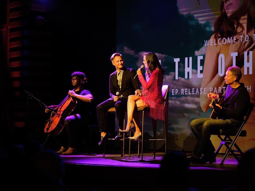 Laura Osnes tweet media