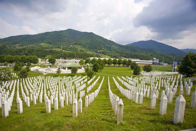 Leraren opgelet‼️
Wil je lesgeven over #Srebrenica, maar vind je het lastig? Weinig kennis/lesmateriaal. Waar moet je beginnen? <a href="/HU_Utrecht/">Hogeschool Utrecht (inactief)</a> organiseert op 3 nov. een eendaagse conferentie over Srebrenica met interessante sprekers en ‘best practice’ workshops! Meld je aan!👇