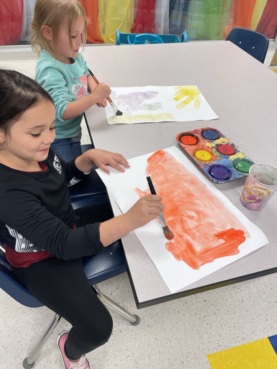 Creating our background for our beautiful birds 🦅 🦢 🐦 <a href="/ShadySideAACPS/">Shady Side ES</a> <a href="/AACPSVisualArts/">AACPSVisualArts</a>