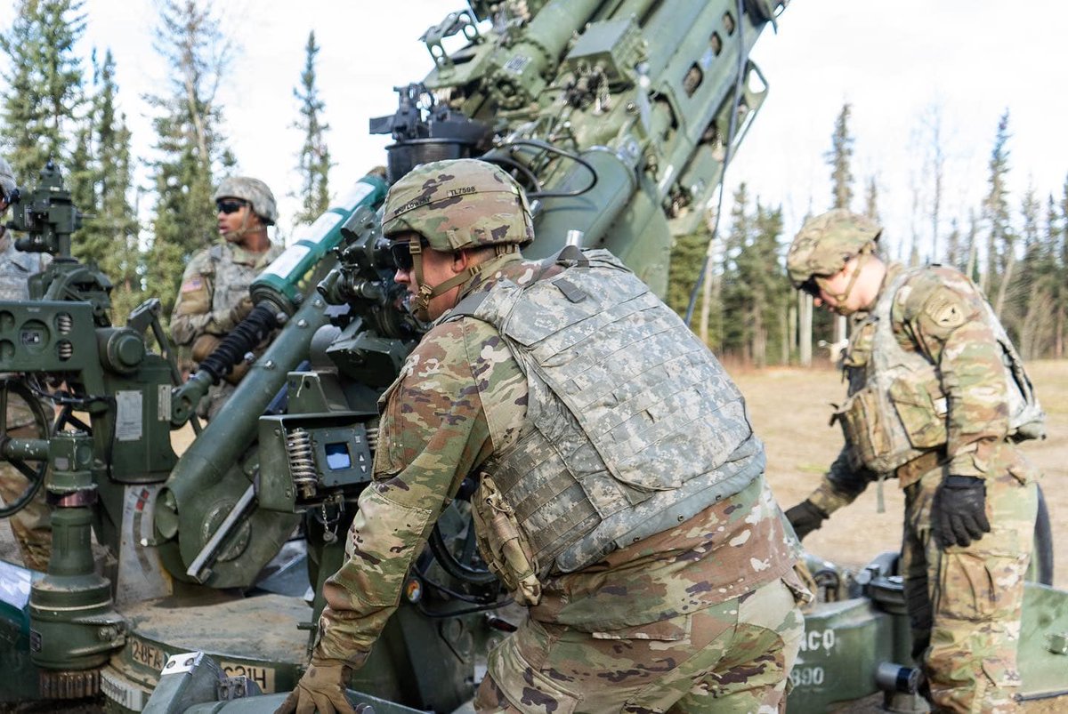 USARPAC's tweet image. Soldiers from 2nd Battalion, 8th Field Artillery Regiment conducted Table V certifiacxtion. Once certified, they will send live rounds from these M777A2 howitzers. 
#arcticwolves @11thAirborneDiv  .@USARPAC_CG