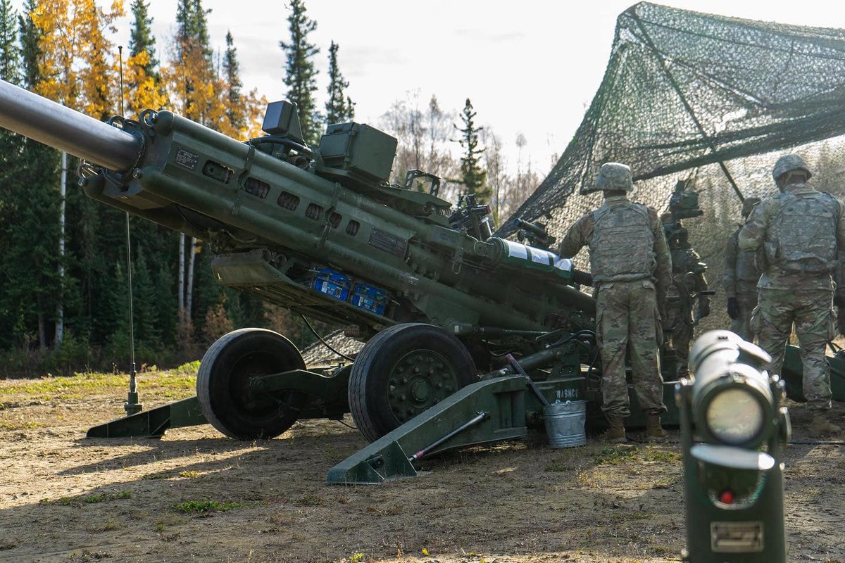 USARPAC's tweet image. Soldiers from 2nd Battalion, 8th Field Artillery Regiment conducted Table V certifiacxtion. Once certified, they will send live rounds from these M777A2 howitzers. 
#arcticwolves @11thAirborneDiv  .@USARPAC_CG