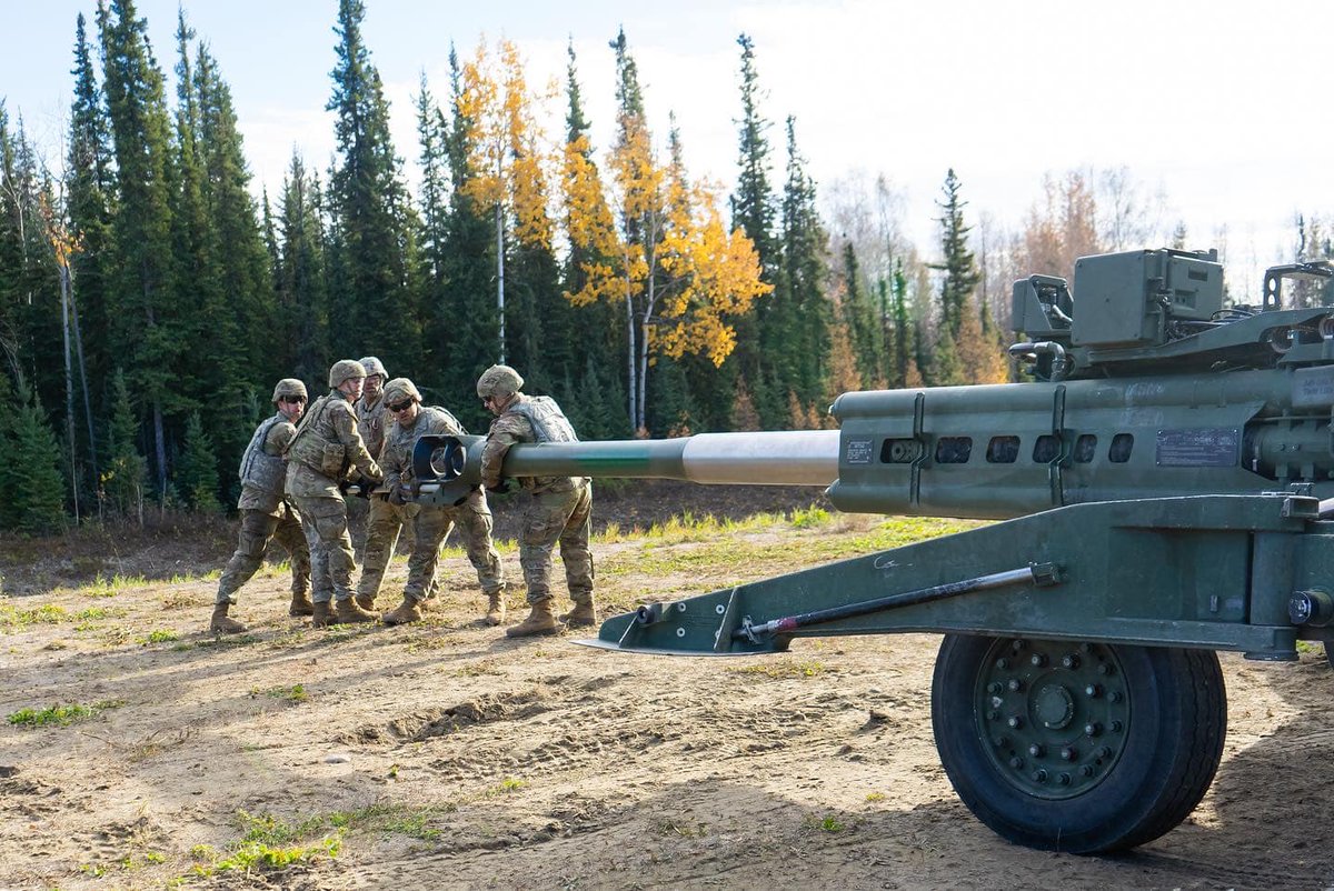 USARPAC's tweet image. Soldiers from 2nd Battalion, 8th Field Artillery Regiment conducted Table V certifiacxtion. Once certified, they will send live rounds from these M777A2 howitzers. 
#arcticwolves @11thAirborneDiv  .@USARPAC_CG