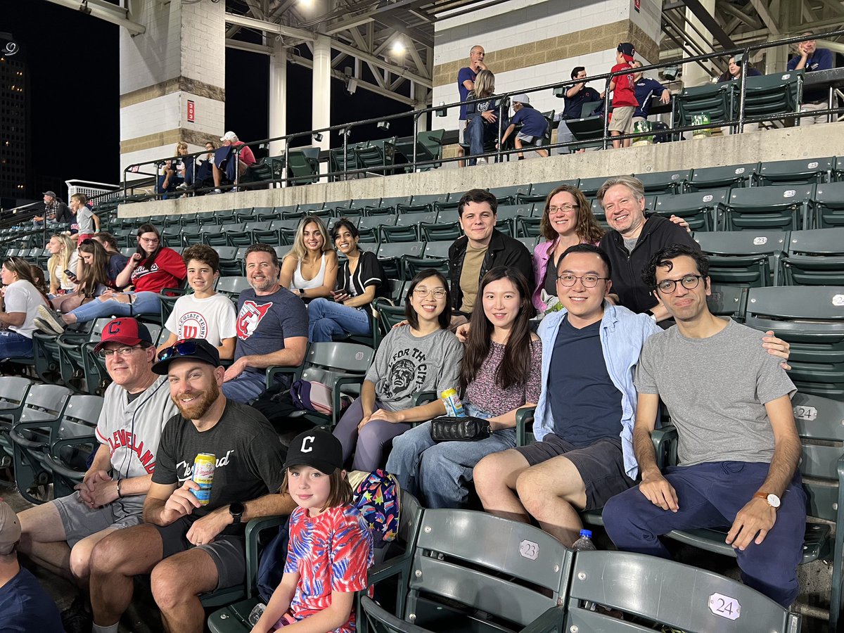 TheRadRoom's tweet image. The best thing about @MetroRadRes is that we are all genuinely good friends! Our social chair @DrRebeccaBryan makes sure we have plenty of monthly happy hours along with fun events such as top golf,  sporting events, holiday parties (things get crazy at our white elephants), etc!