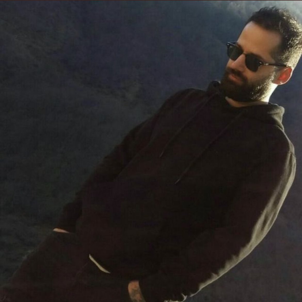 Behnam Layeghpour, 25 Jahre alt, erschossen während einer Demo in Rasht. Die Basijis, die in erschossen haben, haben seine Schwester, die ihm zu Hilfe eilen wollte, ferngehalten. Sie musste zusehen wie er stirbt. #IranProtests2022