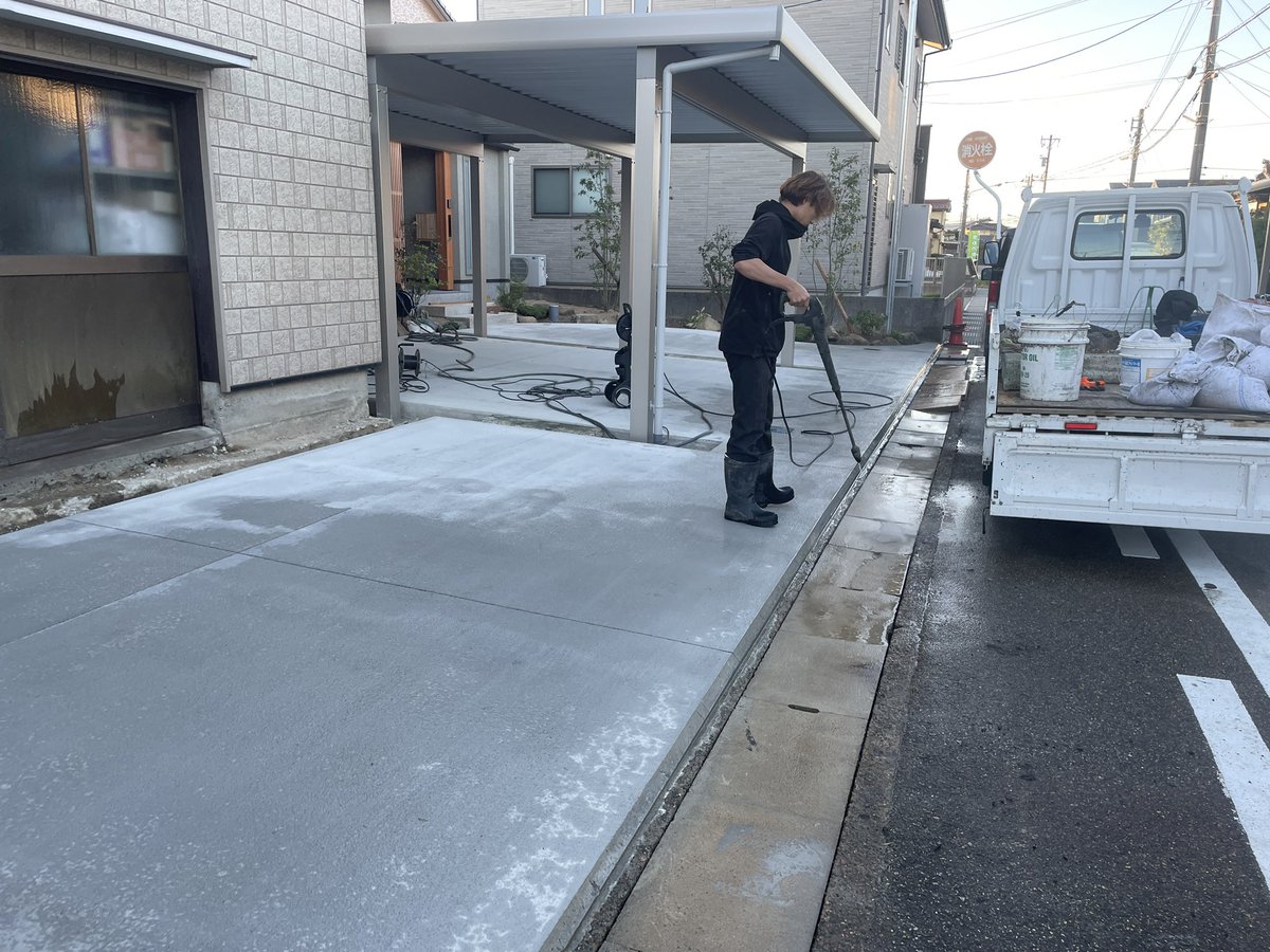 今週末は、新築住宅のお施主様へお披露目（竣工検査）です。見積には入ってないけど、昨日は用水のドブ掃除もやってきました。もし逆だったら、その方が嬉しいですもんね。ちなみに写真左側の建屋は既設のもの
#新築住宅
#富山