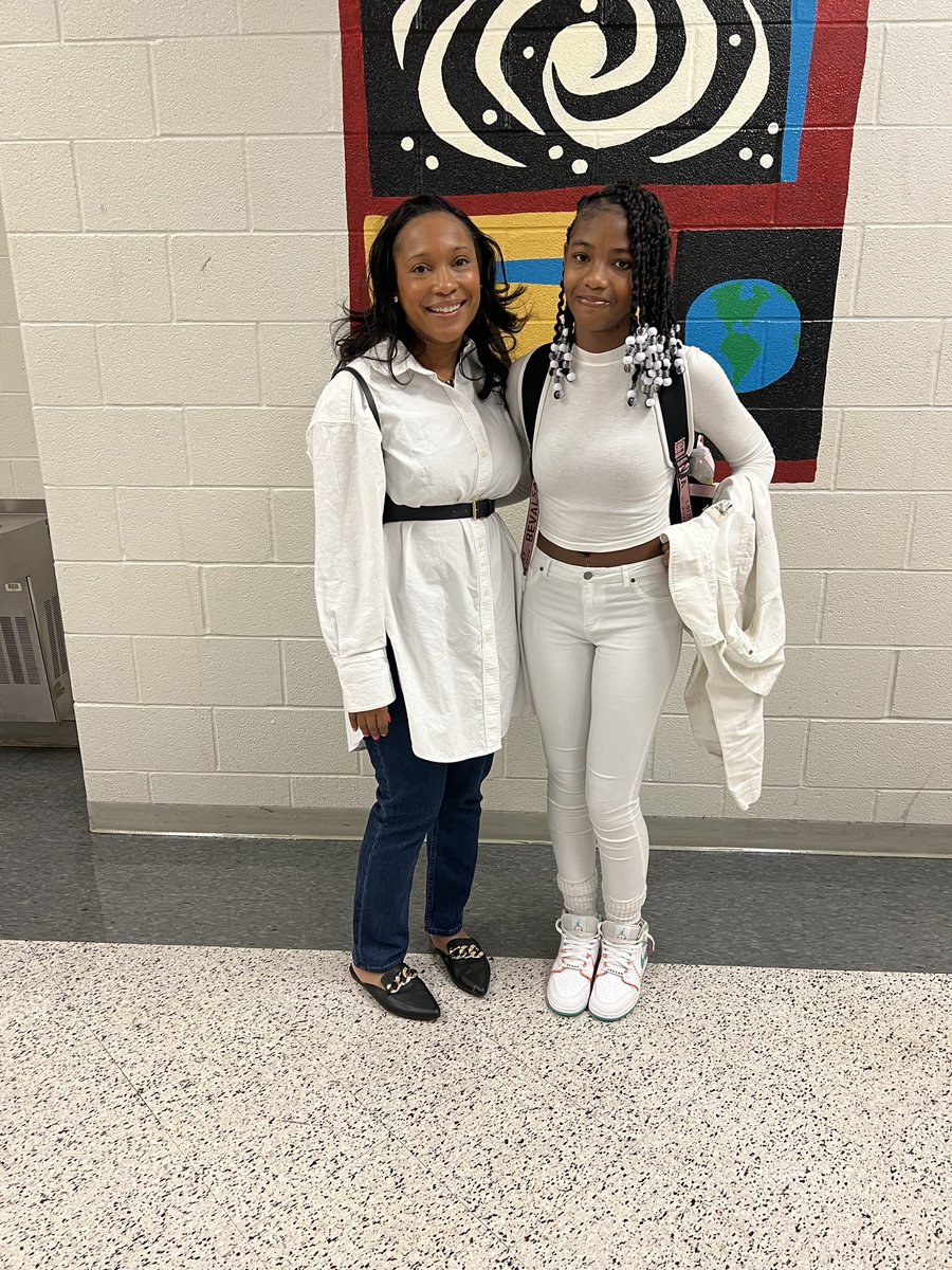 studentofedu's tweet photo. Today I decided to wear 🤍 since my guy is a freshman. He did not participate 🙄 but this cutie did. We also had a ”chill” day for the teachers with a chili cook-off. One more day of homecoming! #homecomingweek #bulldogs #jaymrobinson https://t.co/lokCzYcDcE