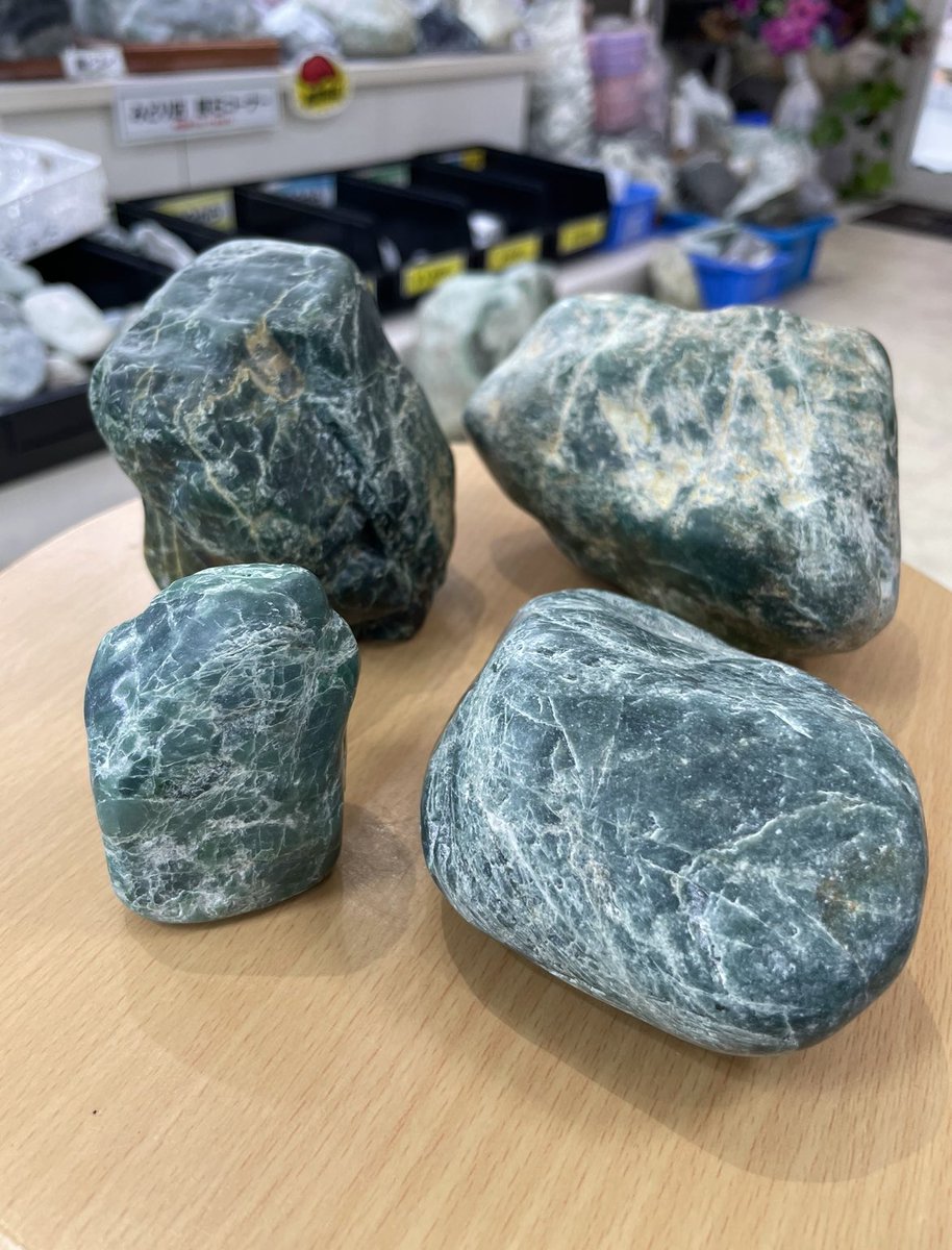 今日のヒスイと糸魚川鉱物は、「オンファス輝石と緑色岩」です😁 厳密