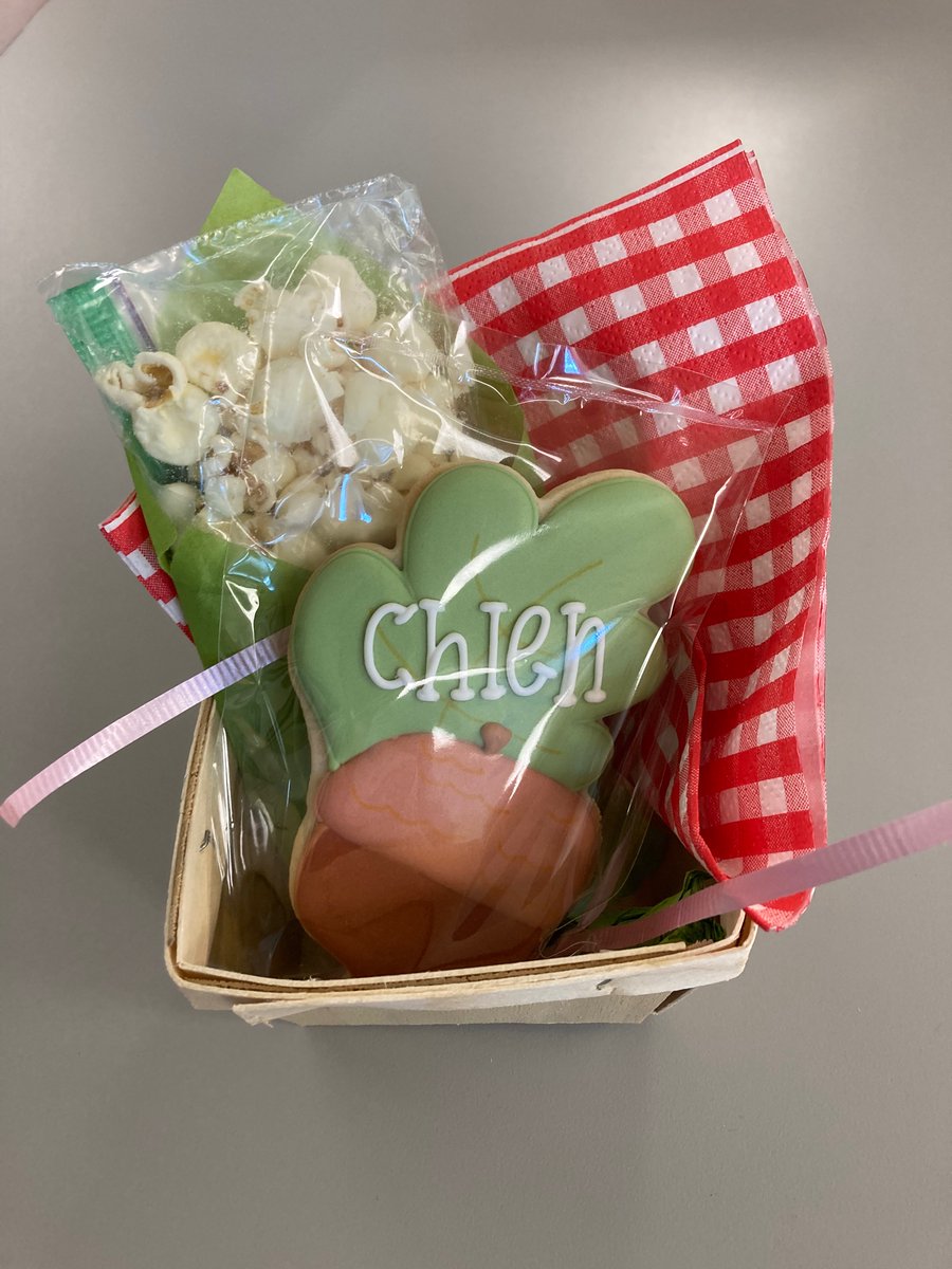 kchien29's tweet photo. How cute is this?!? @KelsoHISD has such an amazing PTA. @PrincipalAtLast @skinner_lafreda 

Also, I’m slightly embarrassed to admit that I just realized that the bag of popcorn in the green tissue is an ear of corn!!! So creative 🤩 https://t.co/HlUkPjjx90