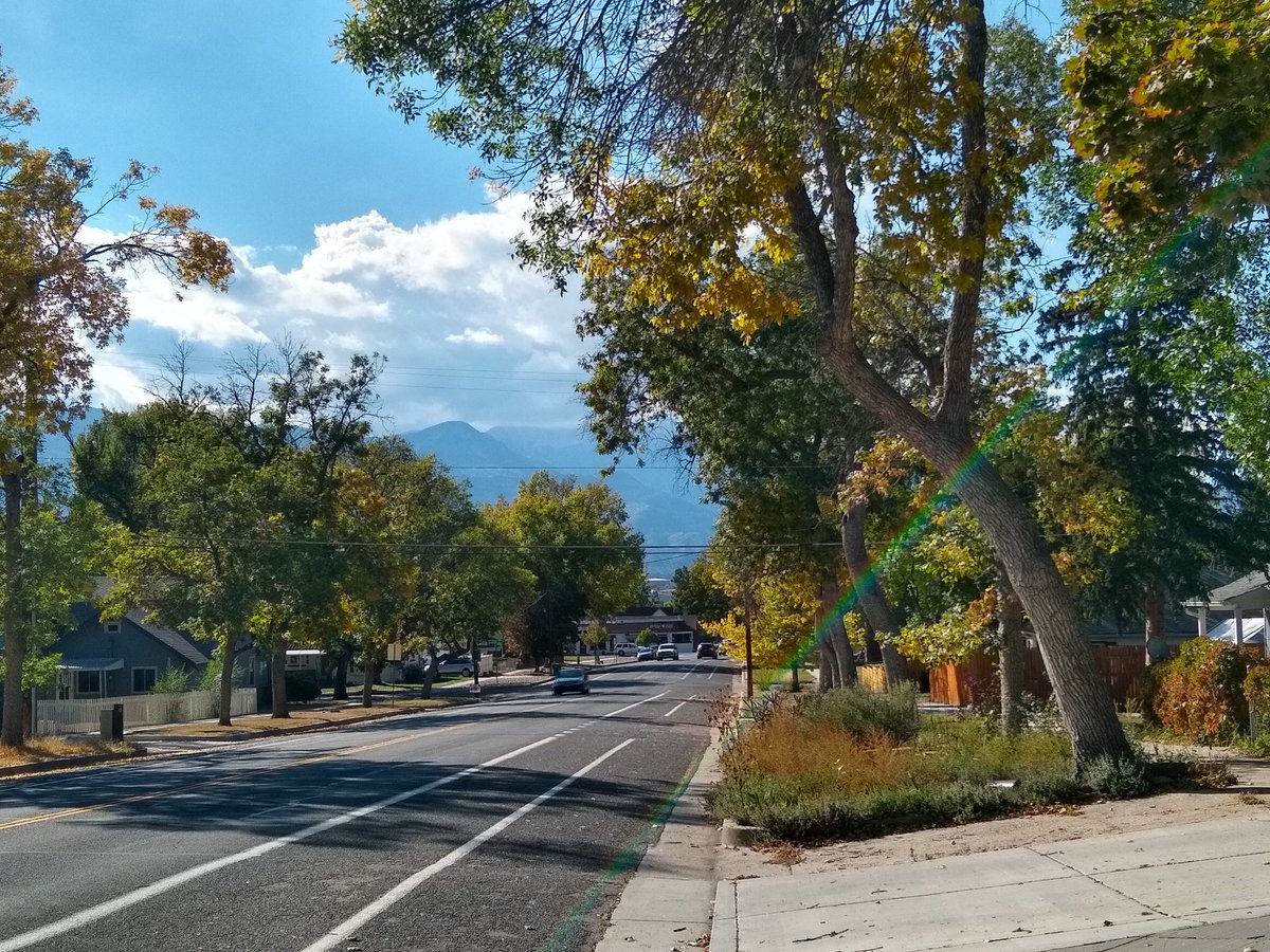 After 2+ hours of infuriating issues with Word, I needed to cool my head. So I went on my first #stetwalk in waaaaaay too long. It's the perfect day to be outside, especially in my cute little neighborhood.
