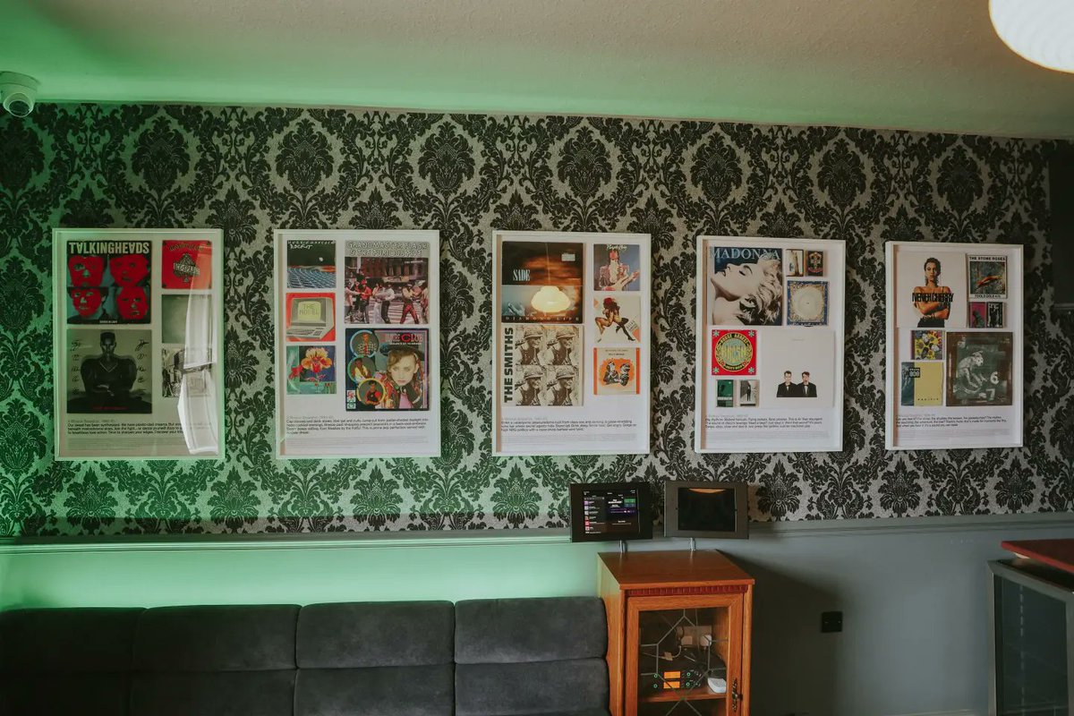 IndpndntShef's tweet photo. The Old Grindstone have launched their private state-of-the-art karaoke rooms decked out in 80s/90s memorabilia 🎤 

Each pod holds up to 15 people and they're available everyday with food and drink packages – perfect for your #Sheffiels xmas parties!

 https://t.co/k7CQSffnaP https://t.co/p6d0GK2MsD