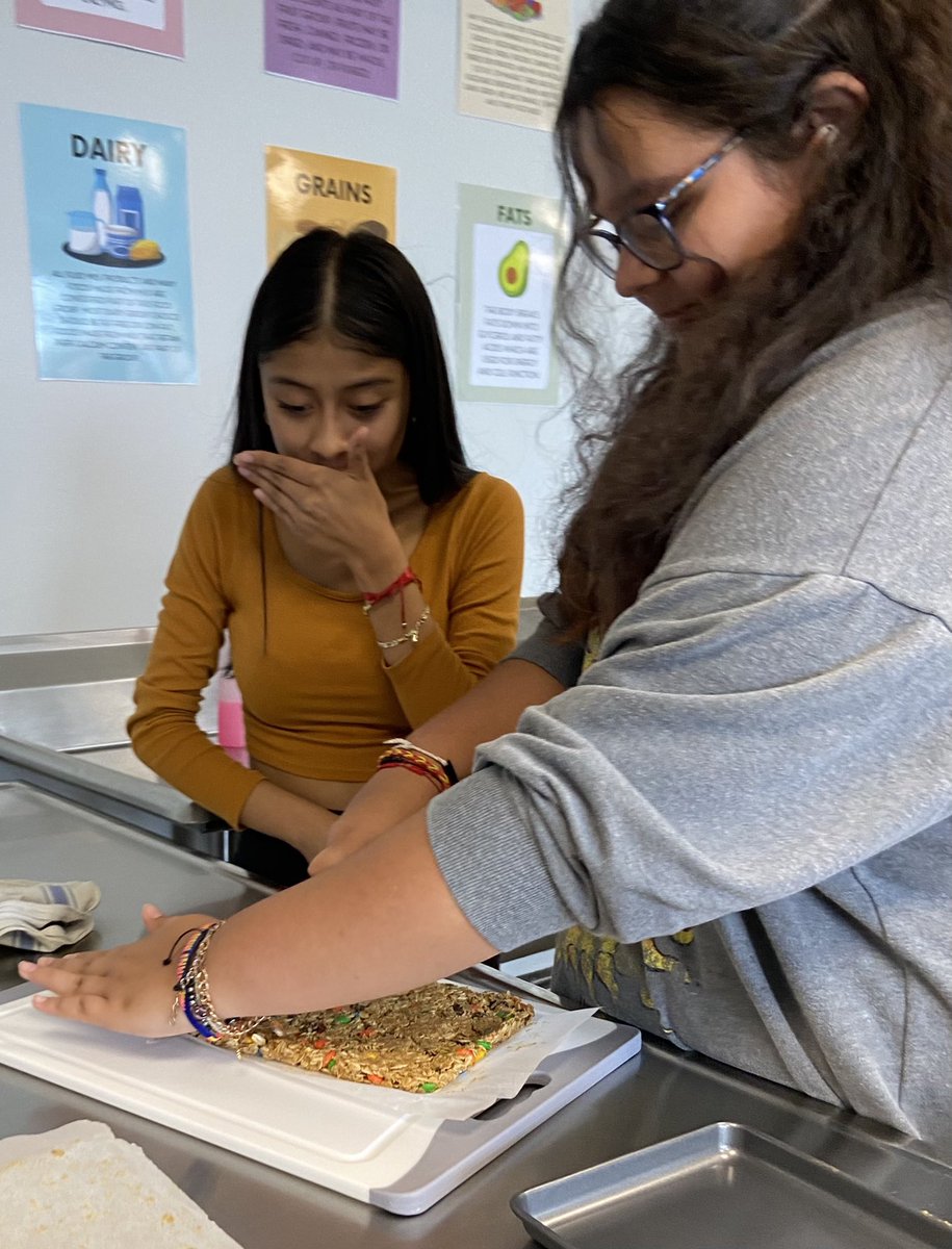 MsGarciaNHS's tweet photo. This week Foods 1 classes made granola bars! https://t.co/7lyFJloHXH