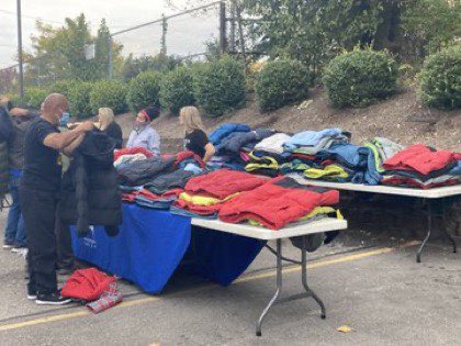 horizonhousein's tweet image. 178 Coats handed out to our neighbors today!
We celebrated #OneWarmCoatDay at Horizon House w/ @onewarmcoat who teamed up w/ @Amazon to #sharewarmth in Indy by distributing 300 new coats to those we serve.  Thank you for this generous donation! #amazonaccess #amazoninthecommunity