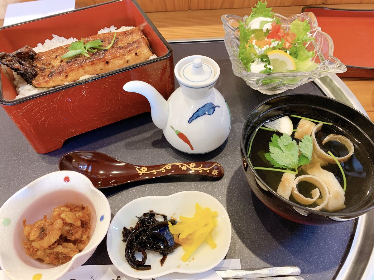 yacchiiiin's tweet photo. あらいさんでうな重。めちゃくちゃ美味しかったしお店の方めちゃくちゃ良い方やった！しかも釣りよかさん来られて心臓止まるかと思った😭 https://t.co/mtKpELB8X9