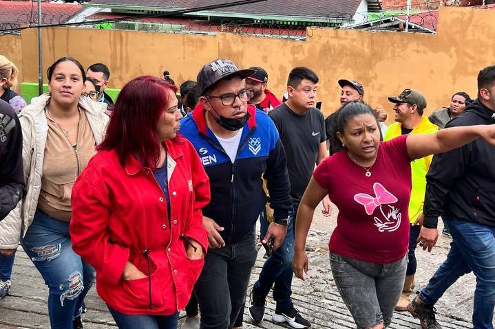 NicolasMaduro's tweet photo. Las 25 familias afectadas en la Vega van a un refugio y pronto a través de las Grandes Misiones Vivienda Venezuela y Barrio Nuevo Barrio Tricolor, tendrán sus casas. El pueblo no está solo, tiene un Gobierno que lo cuida y lo apoya. ¡Cuenten con nuestro abrazo! https://t.co/tALIWI2Elz