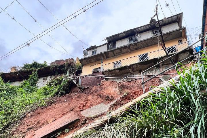 NicolasMaduro's tweet photo. Las 25 familias afectadas en la Vega van a un refugio y pronto a través de las Grandes Misiones Vivienda Venezuela y Barrio Nuevo Barrio Tricolor, tendrán sus casas. El pueblo no está solo, tiene un Gobierno que lo cuida y lo apoya. ¡Cuenten con nuestro abrazo! https://t.co/tALIWI2Elz