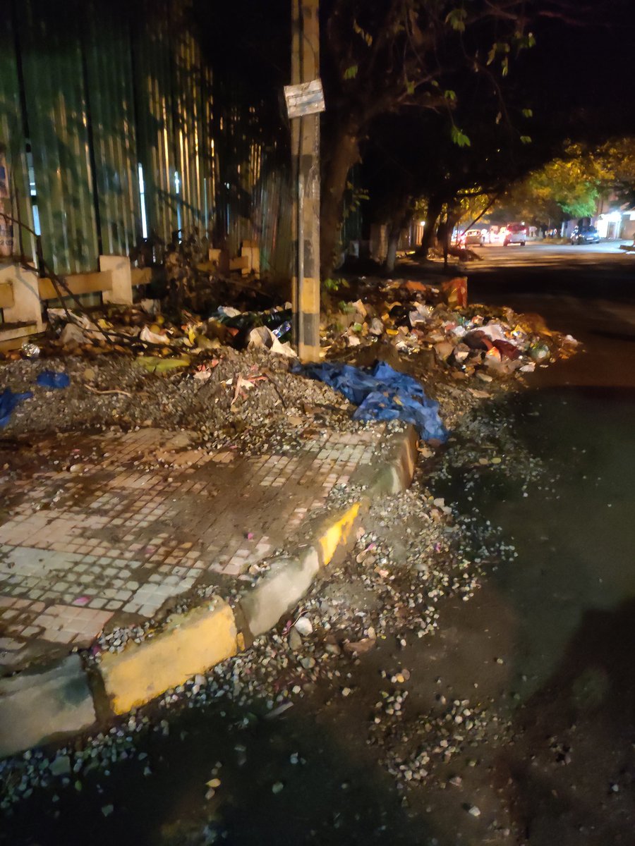 Anandagundurao's tweet photo. This mess is on 2nd Main, Jaynagar 8th Block, a few hundred meters from the residence of a Senior Minister in current Govt Any wonder why Bengaluru scores so low on Saccha Bharat rankings? @CMofKarnataka @BBMPCOMM High level of cleanliness needs constant attention &amp; quick action https://t.co/nZcfH933XF