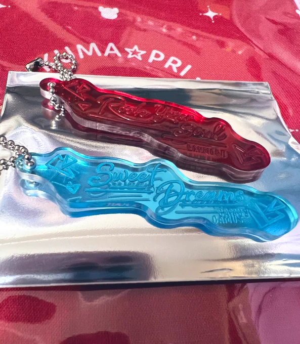 忙しくてシャニスト駆け込みで買ったグッズ愛でる時間がなかったクリアキーホルダーめちゃかわいいよ〜! 