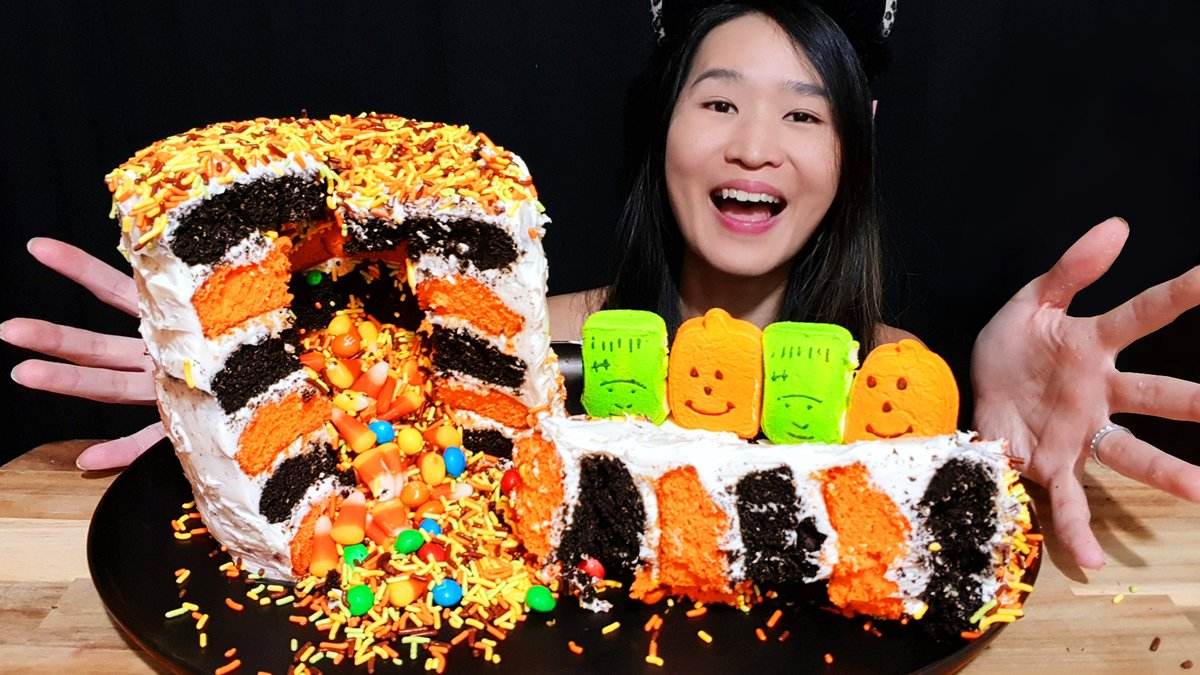 Peggie_Neo's tweet photo. Made a Halloween explosion cake🎃#halloween
Watch: https://t.co/iRL5Df54Sj https://t.co/DkkbXL1QLR