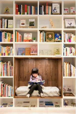 Haru_ouchieigo's tweet photo. 子供が主役の絵本ホテル✨

子供が小さかったら絶対に行っていました☺️
室内には世界中の絵本があり、すべてが子供目線！
落書き放題の壁や、木を使ったおもちゃなど…♡

https://t.co/BJbQRhLHuf https://t.co/hj0OfoRDEe