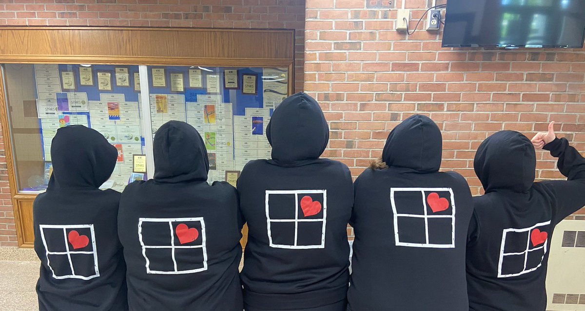 KD_Peck's tweet photo. Not only am I grateful for @heyalihearn and the positive energy she puts out into this world, but these ladies. I am so grateful to do the hard work with them on the daily. #dowith #schoolsocialworker #bekind https://t.co/tZCvQvzU45