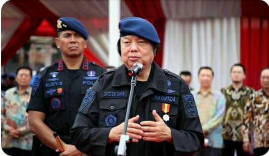 MMail46530311's tweet photo. Sangat" memalukan &amp; menjatuhkan marwa rakyat indonesia yg merdeka. Bagaimana bisa wna keturunan cina sekaligus bos maya pada grup menjadi pembina brimob polri ? Krn cuan kah ??? https://t.co/VPwWeFSBui