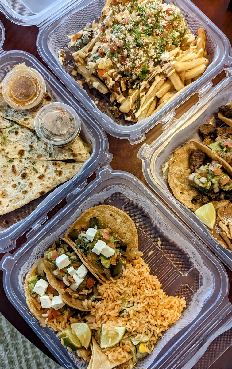 LeggupLeggup's tweet image. Thanks for the cross-game raid, @CCaaaaveman 💜 We were eating tacos in San Diego &amp;amp; talking about slang and celebrities, so you walked into a very different stream 🤣 #TwitchCon #tacocon