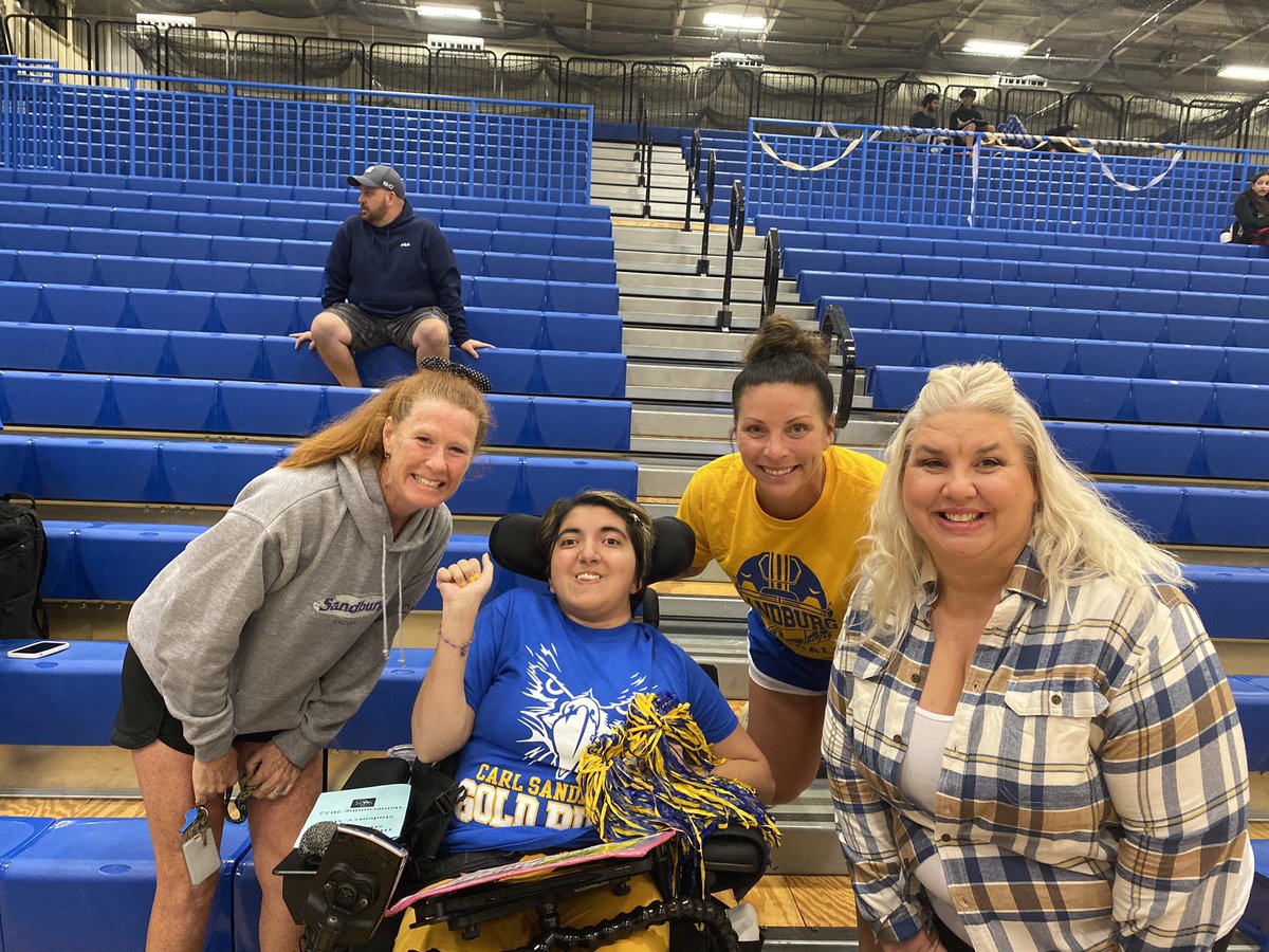 ReemersD8's tweet photo. Great night💙🦅💛Got to see my 8th grade math teacher (I was in his class 10 years ago),watched my teachers win 🏀game against students and students win the dodgeball game, and my sister shoots a 3 pointer @SandburgHS @MrBickham7 @Janineneno @Mahadahdal https://t.co/c9xhRoFk4v