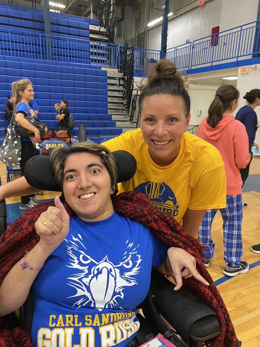 ReemersD8's tweet photo. Great night💙🦅💛Got to see my 8th grade math teacher (I was in his class 10 years ago),watched my teachers win 🏀game against students and students win the dodgeball game, and my sister shoots a 3 pointer @SandburgHS @MrBickham7 @Janineneno @Mahadahdal https://t.co/c9xhRoFk4v